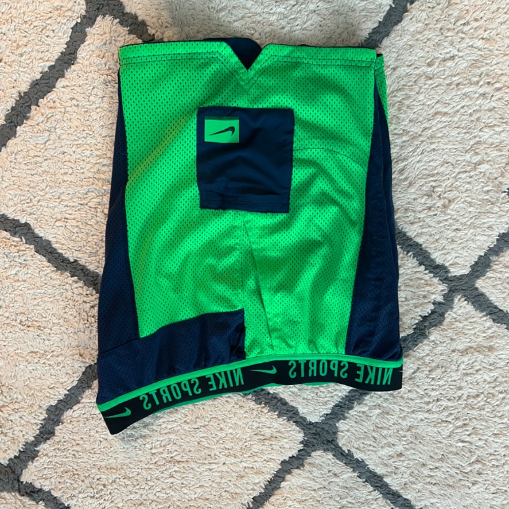 Nike Reverse Short - Picture 6 of 8